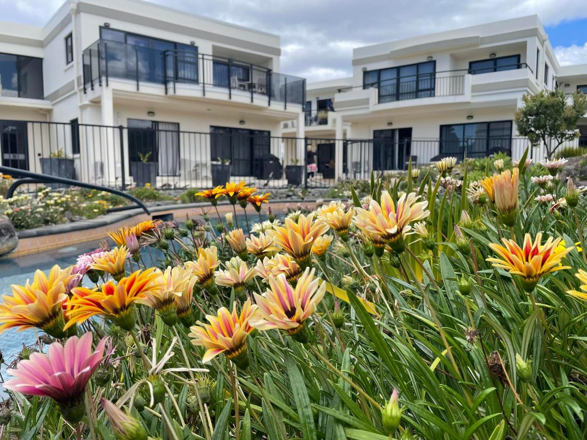 Ocean Breeze Resort Pauanui Exteriör bild