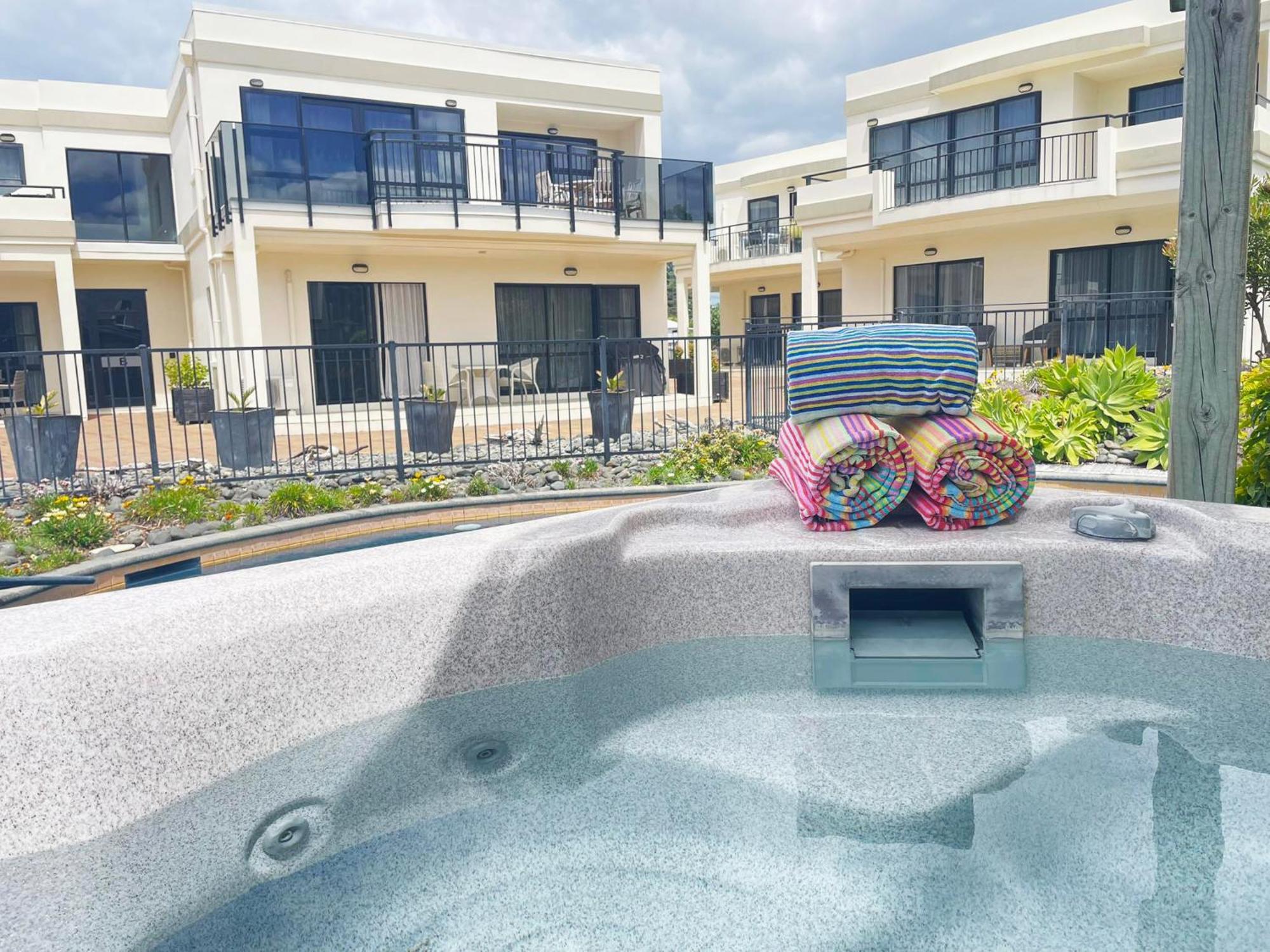 Ocean Breeze Resort Pauanui Exteriör bild
